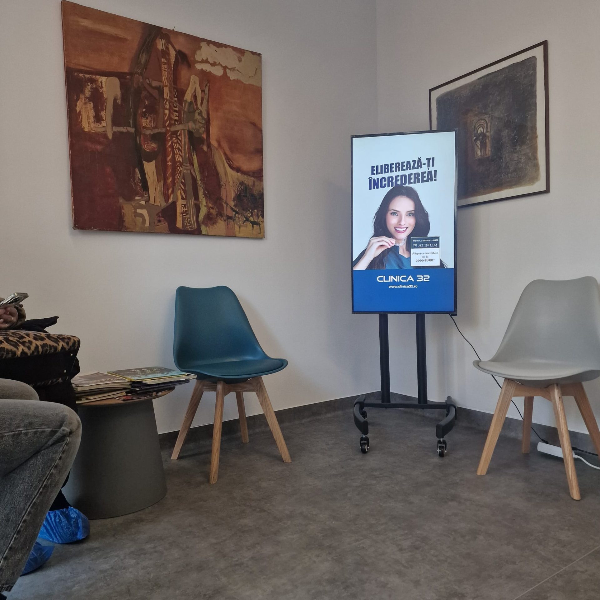 Reteaua-Digitala-Indoor-DOOH-Clinica-32-8211-Brasov-1
